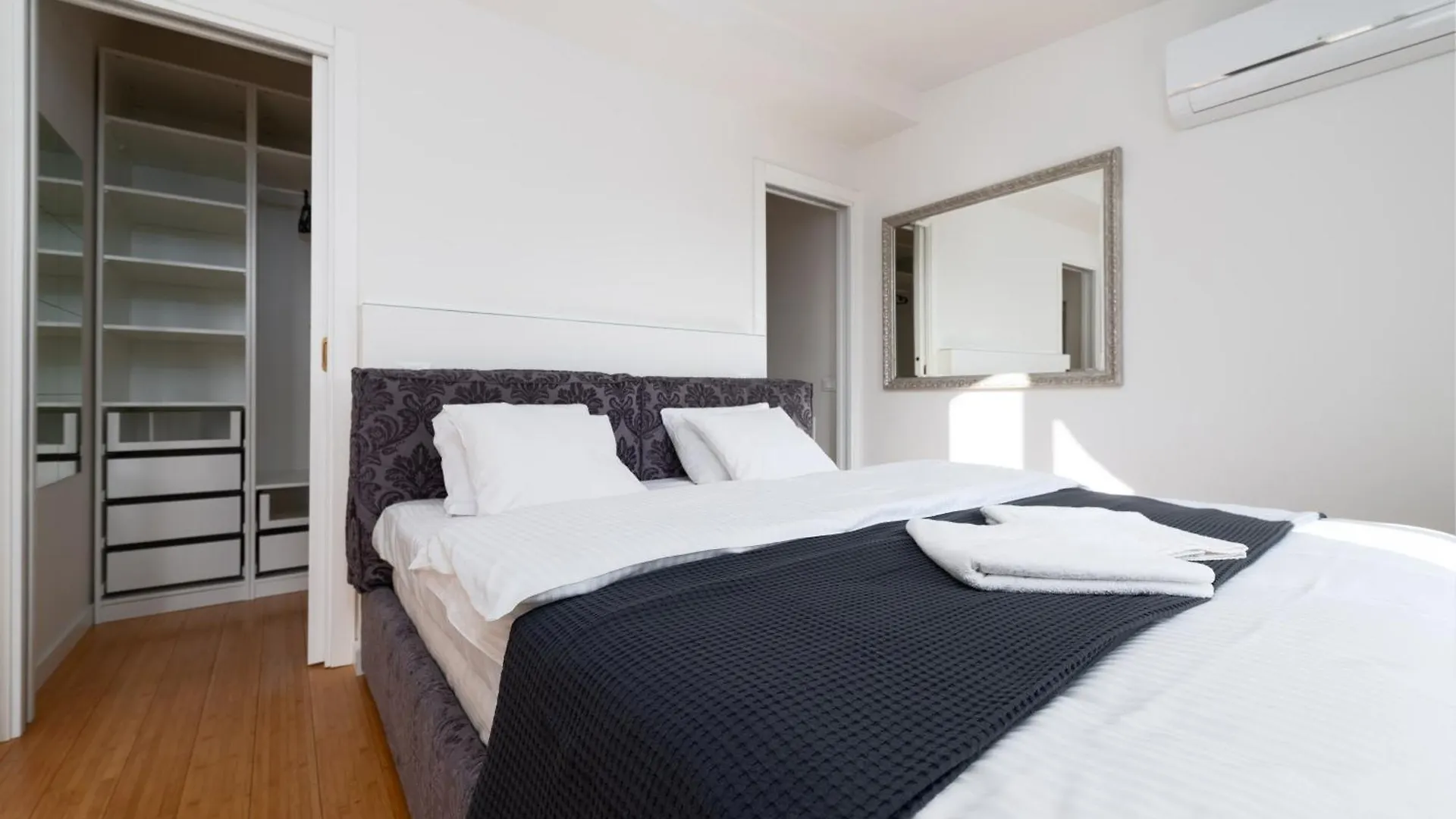 Spacious Apartments Near The River Prague